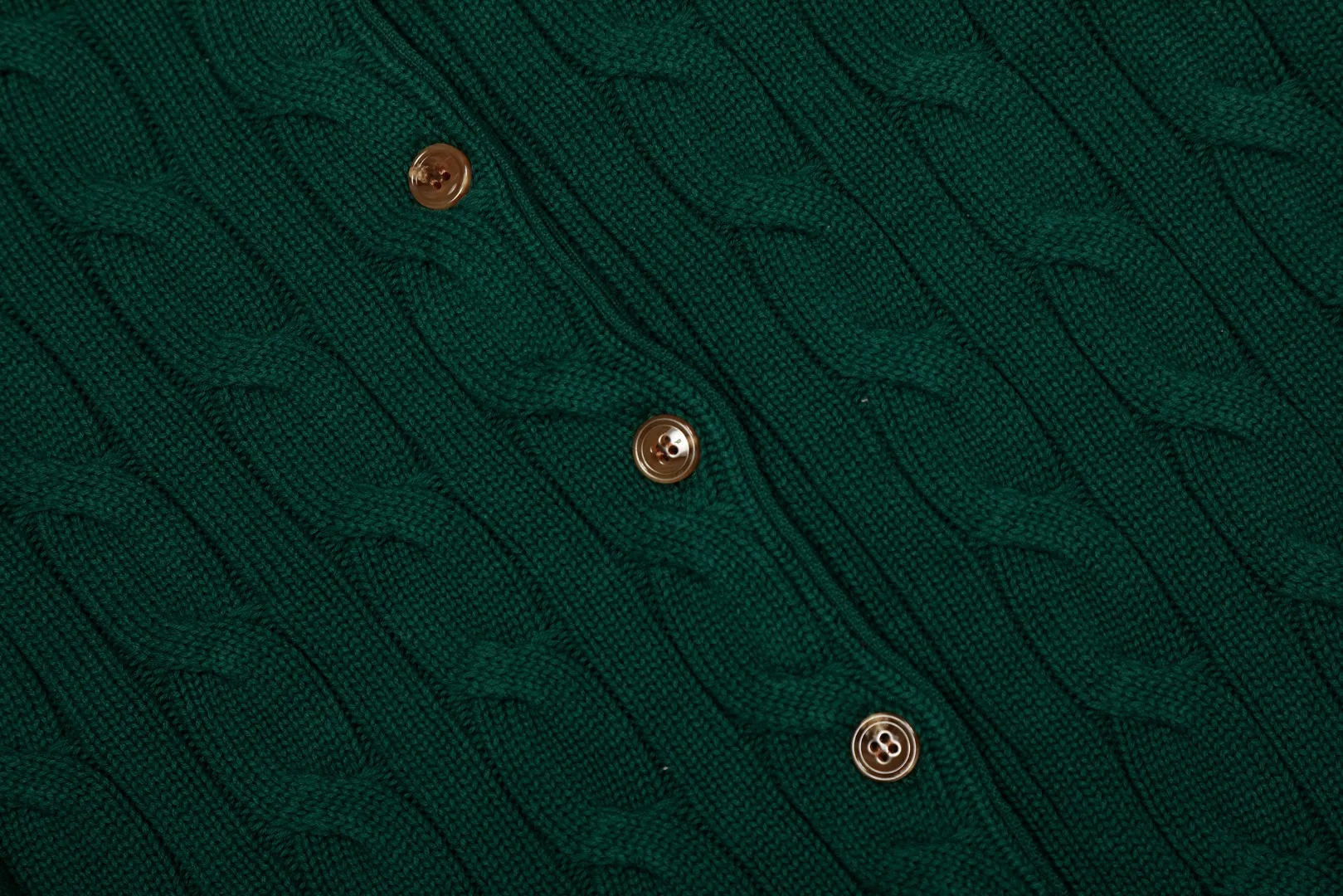 P230 Top quality" Style number: DS006# (not off the shelves all year round) [Ralph Lauren round neck solid color pony embroidery logo twist knitted cardigan] ✅Ralph Lauren Ralph Lauren classic basic versatile knitted cardigan jacket for all seasons ✅Main supplier platform live broadcast Wholesale entity Replacement if out of stock Not off the shelf ✅ZP quality 1:1 version Scan the code to enter the GF website Counter quality ✅Detailed quality The only one in Guangzhou Imported quality cotton yarn Focus on high-end, cost-effective, and good quality. Needless to say, the version is restored to the original version. The maximum size can be worn up to 160 pounds. Loose, comfortable and stress-free. ✅The upper body is simple and easy to match. A must-have for goddess ootd. Good-looking clothes are never picky. Must-have items in goddess wardrobe. Size: S- Navy blue white label Navy blue red label